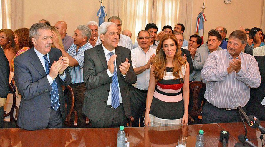 La gobernadora anuncioacute un bono de  8000 para todos los estatales y el calendario de pagos