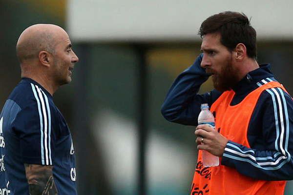 Messi es un futbolista superior a Maradona y Peleacute