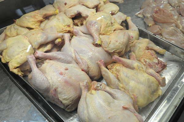 El precio del pollo tuvo un aumento del 15-en-porciento- en los uacuteltimos diez diacuteas y se preveacuten nuevas alzas 