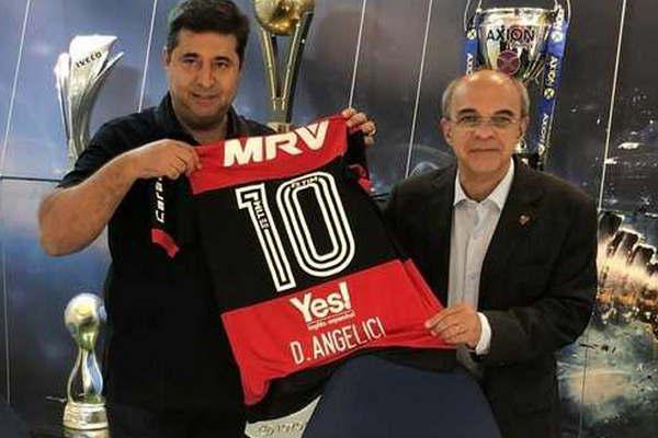 Regalaron a Angelici la camiseta del Flamengo