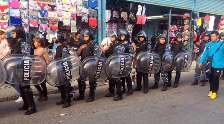 Allanan 500 puestos de La Salada por mercaderiacutea trucha