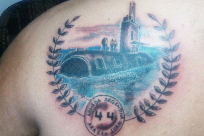 Un joven cordobeacutes se tatuoacute el submarino ARA San Juan en la espalda