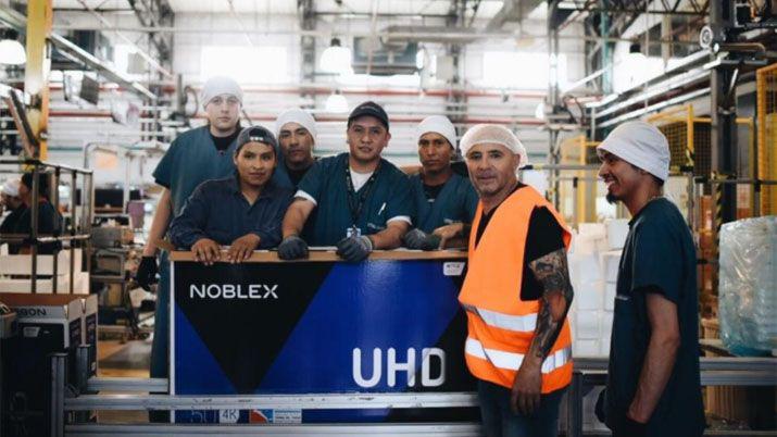 Sampaoli visitoacute una faacutebrica de televisores para motivar a los empleados