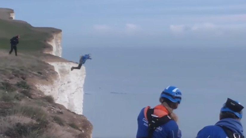 Se lanzoacute de un acantilado de 160 metros para salvar a su amigo