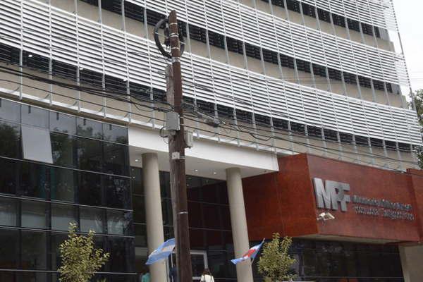 Denuncioacute que la amenazan con divulgar fotografiacuteas suyas en ropa interior