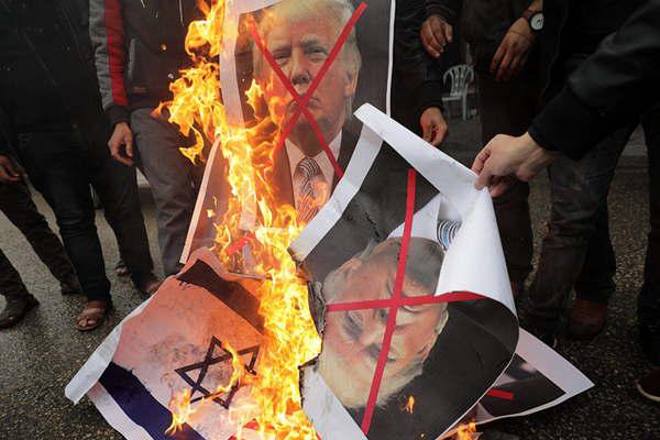 En Gaza queman banderas de EEUU y fotos de Trump