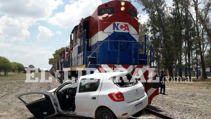 Maestra jardinera herida al ser chocado su auto por un tren