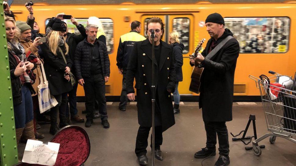 U2 sorprendioacute a fans al cantar a la gorra en un subte
