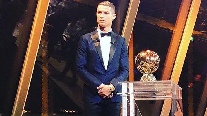 Cristiano Ronaldo ganoacute el baloacuten de oro y alcanzoacute a Messi