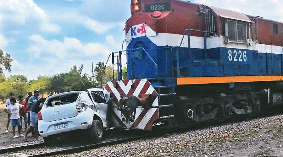 Tren chocoacute y arrastroacute maacutes de  500 metros un automoacutevil guiado por una maestra jardinera