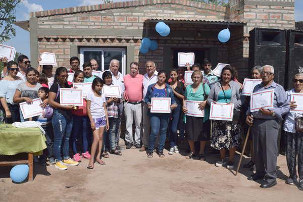 El Gobierno entregoacute viviendas sociales a familias de Las Delicias y Campo Grande en el Dpto Pellegrini