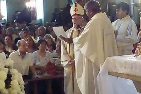 Muchos vienen al altar de la Virgen con cargas muy pesadas muchos sufrimientos y dolores que en el rostro los notaacutebamos