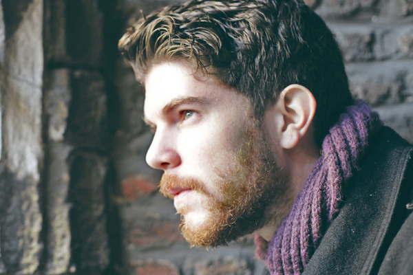 Un santiaguentildeo utiliza una forma moderna de producir su muacutesica