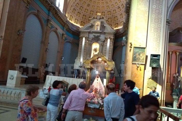 La Virgen Morena recibe la visita de los devotos en la Catedral