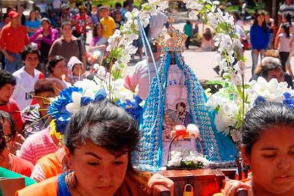 Miles de santiaguentildeos acompantildearon en su tierra a la Virgen del Valle en su fiesta mayor 