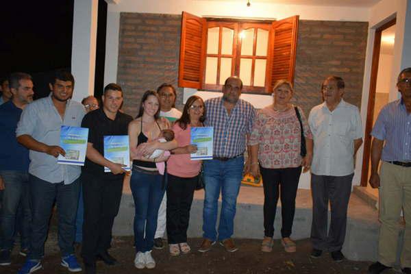 Entregan flamantes viviendas sociales en Villa Ojo de Agua