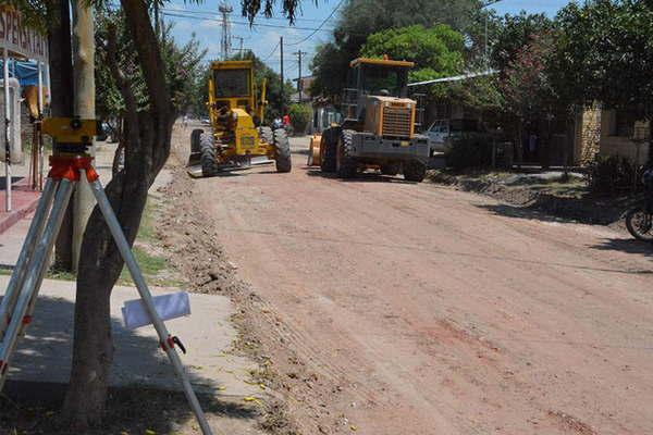 La comuna construye cordoacuten cuneta adoquines y base estabilizada en calles del barrio Juan Peroacuten