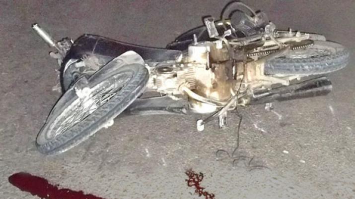 Motociclista de 16 antildeos chocoacute contra dos camionetas y murioacute