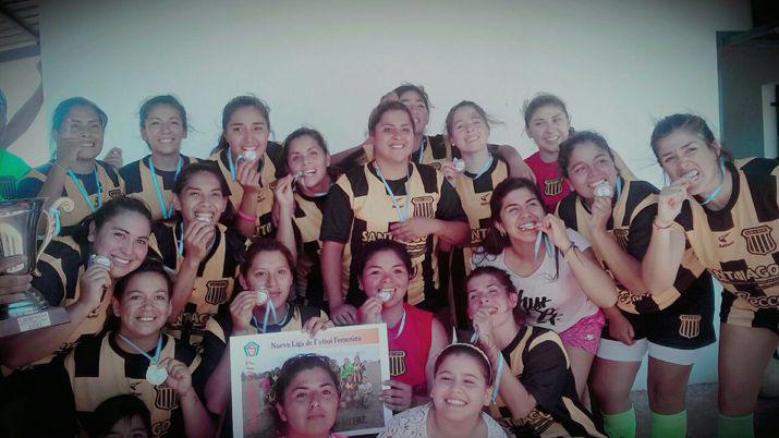 Las chicas del Aurinegro santiagueño festejando la obtención del campeonato Foto @CLUBAMITRE