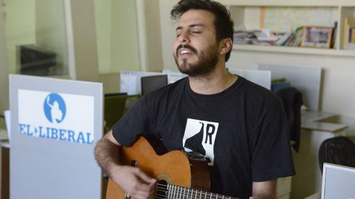 VIDEO  Lisandro Paz presenta en todo el paiacutes De Santiago del Estero