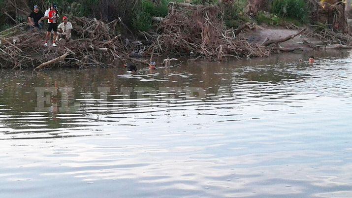 Se tiroacute al riacuteo para salvar a su amigo y a la novia pero se ahogoacute