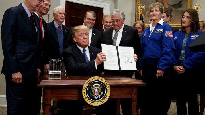 Trump prepara una base lunar y un viaje tripulado a Marte