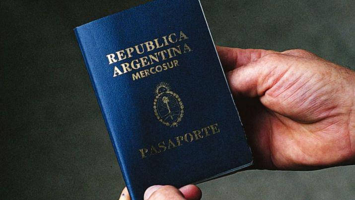 El pasaporte argentino pasaraacute a costar 950 pesos