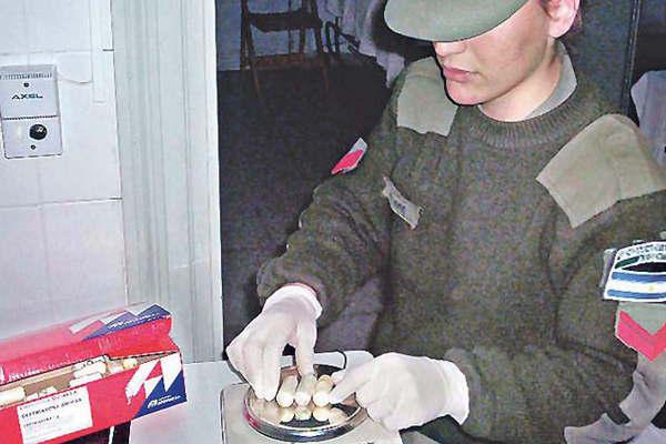 Detienen en Fernaacutendez a tres mulas de Bolivia con 10 kg de cocaiacutena en su cuerpo