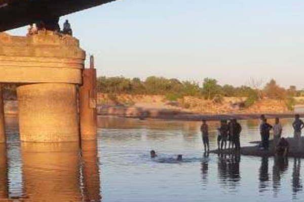 Rescataron el cadaacutever del joven que  se ahogoacute bajo el puente de La Dormida