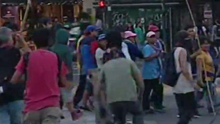 Encapuchados tiraron piedras y botellas en la marcha contra la OMC