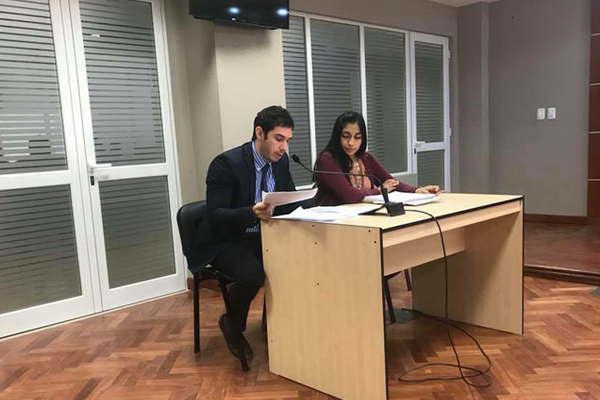 Su madre es una p Me mete los cuernos y yo seacute con quieacuten bramoacute empleado de correo