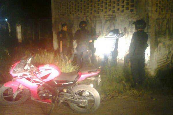 Apresan a dos joacutevenes por sustraer bienes del interior de una escuela