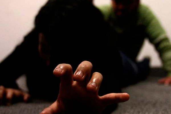 Denunció que se durmió y el amigo de copas lo violó