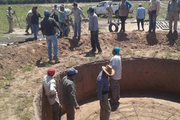 Construiraacuten cisternas domiciliarias a un  grupo de 30 pequentildeos productores rurales