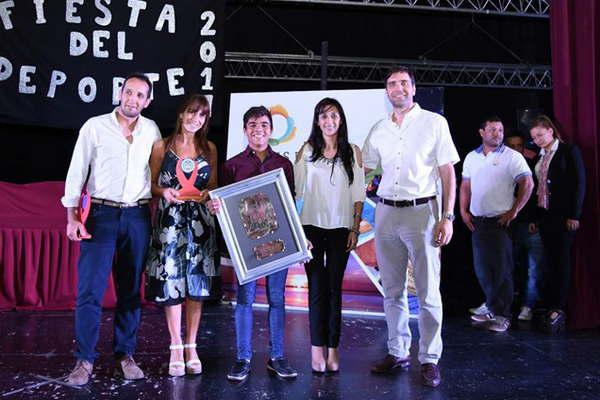 El municipio eligioacute a Santiago Nuacutentildeez como el mejor deportista del antildeo