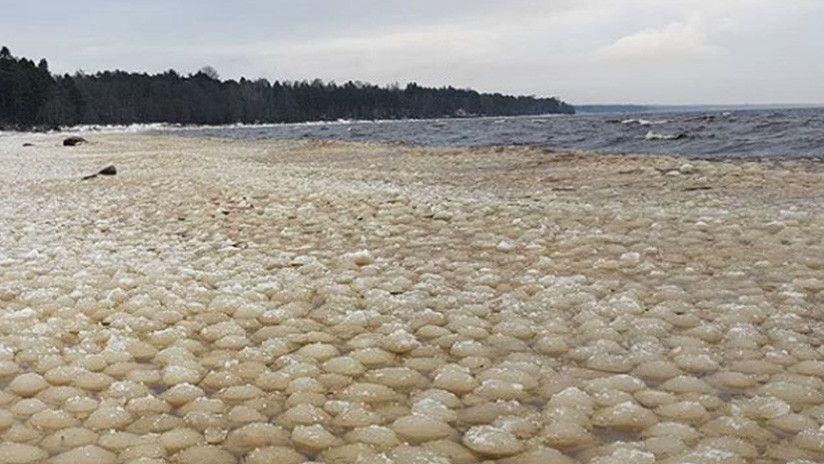 Una extrantildea invasioacuten de esferas de hielo en Rusia
