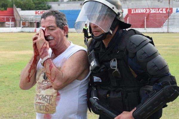 Camaroacutegrafo fue agredido en disturbios entre las hinchadas