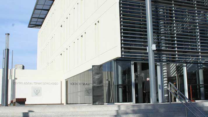 Adolescente contó a la policía que su padre la violaba y que su madre era testigo