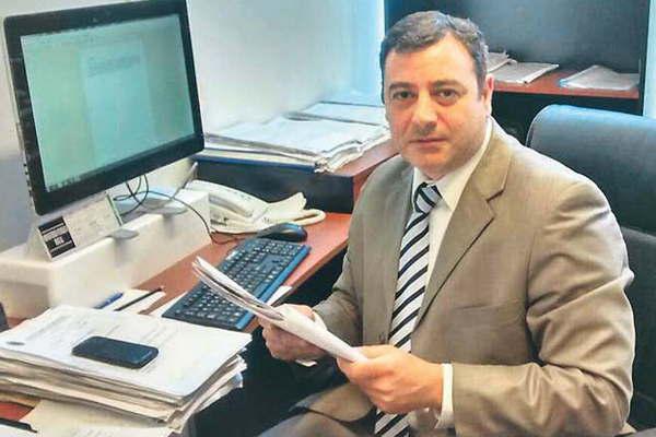 Intentoacute asesinar con un puntildeal a su novia porque teniacutea una marca en el cuello