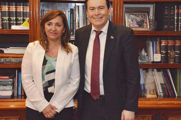 El gobernador Zamora recibioacute la visita de la intendenta Fuentes