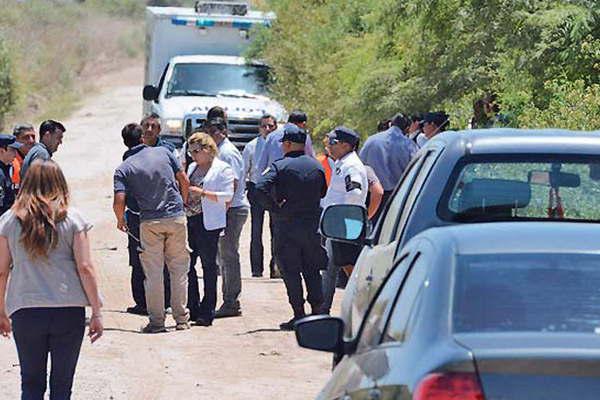 Madre e hijo degollados y quemados teniacutean puestos guantes de laacutetex en las manos