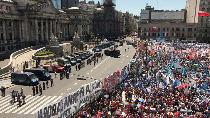 EN VIVO Manifestantes e incidentes en las afueras del Congreso