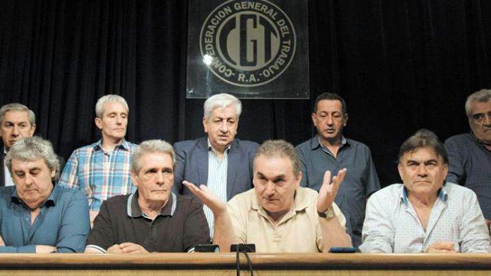 El triunvirato que conduce la central obrera lanzó duras críticas al Gobierno