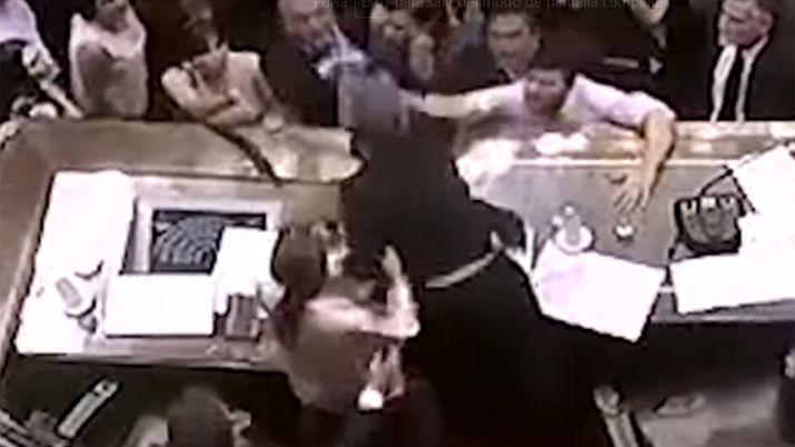 VIDEO Tambieacuten hubo incidentes en el recinto del Congreso