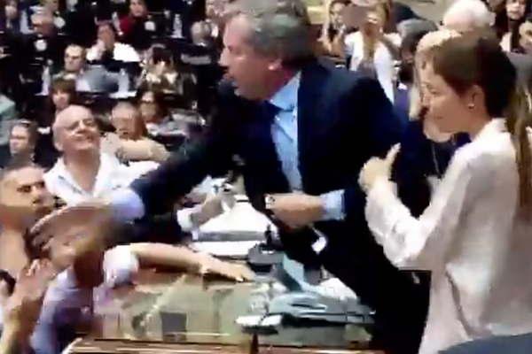 Leopoldo Moreau y Emilio Monzoacute casi terminan a las pintildeas