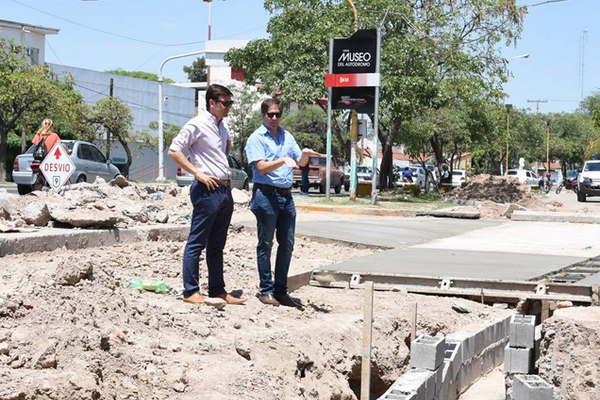 Pavimento y alcantarillas para calles de la ciudad
