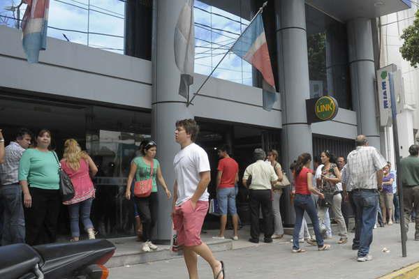 Recomiendan tomar recaudos para evitar sufrir robos y arrebatos en esta eacutepoca