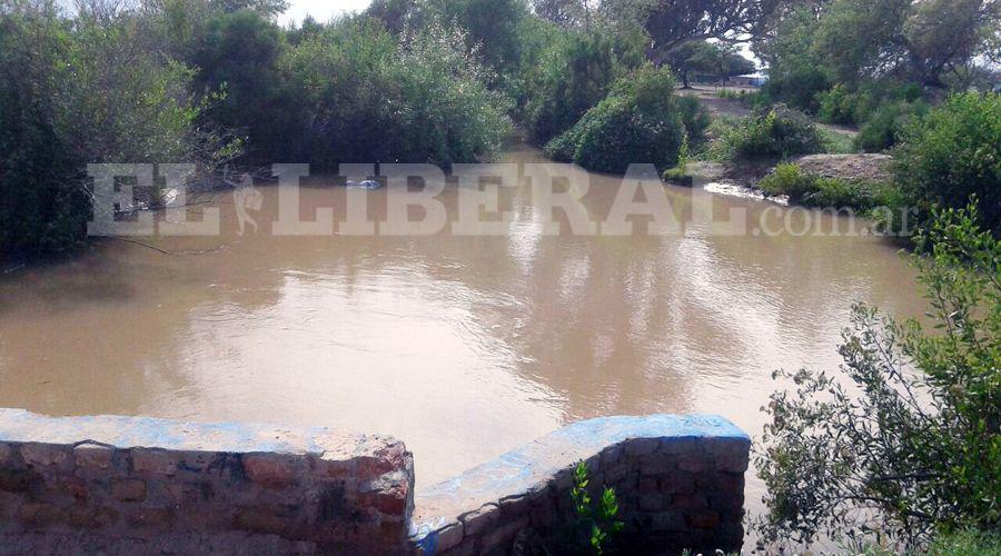 Rescatan a una mujer que intentoacute suicidarse arrojaacutendose a un canal