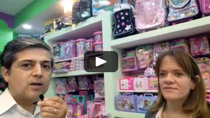 Video  Los Papaacute Noel santiaguentildeos ya comenzaron a recorrer las jugueteriacuteas