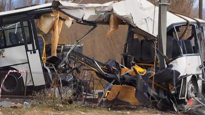 Francia- murieron seis nintildeos al chocar un tren con un micro escolar